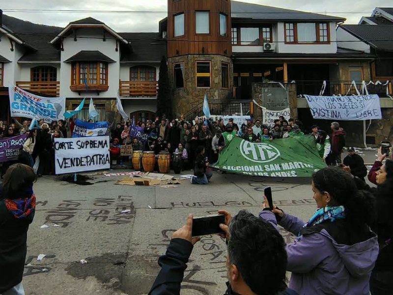 “Corte Suprema Vendepatria”: por el fallo sobre la ley de Tierras escracharon a los jueces en San Martín de los Andes “Corte Suprema Vendepatria”: por el fallo sobre la ley de Tierras escracharon a los jueces en San Martín de los Andes