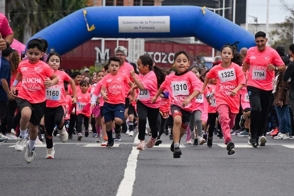 Formosa: más de dos mil personas vistieron de rosa la Costanera en la maratón contra el cáncer de mama Formosa: más de dos mil personas vistieron de rosa la Costanera en la maratón contra el cáncer de mama