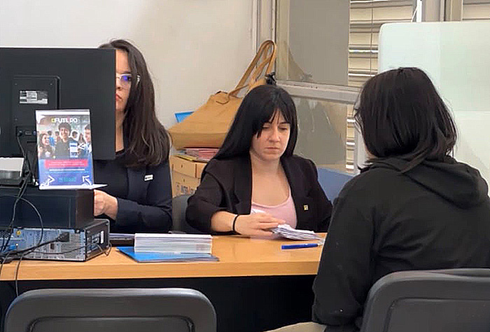 Estudiantes chaqueños comienzan a recibir sus tarjetas de débito del Programa Más Futuro Estudiantes chaqueños comienzan a recibir sus tarjetas de débito del Programa Más Futuro