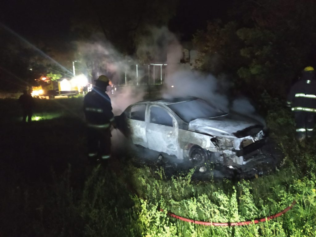 Un automóvil se incendió por completo y su conductor sufrió quemaduras
