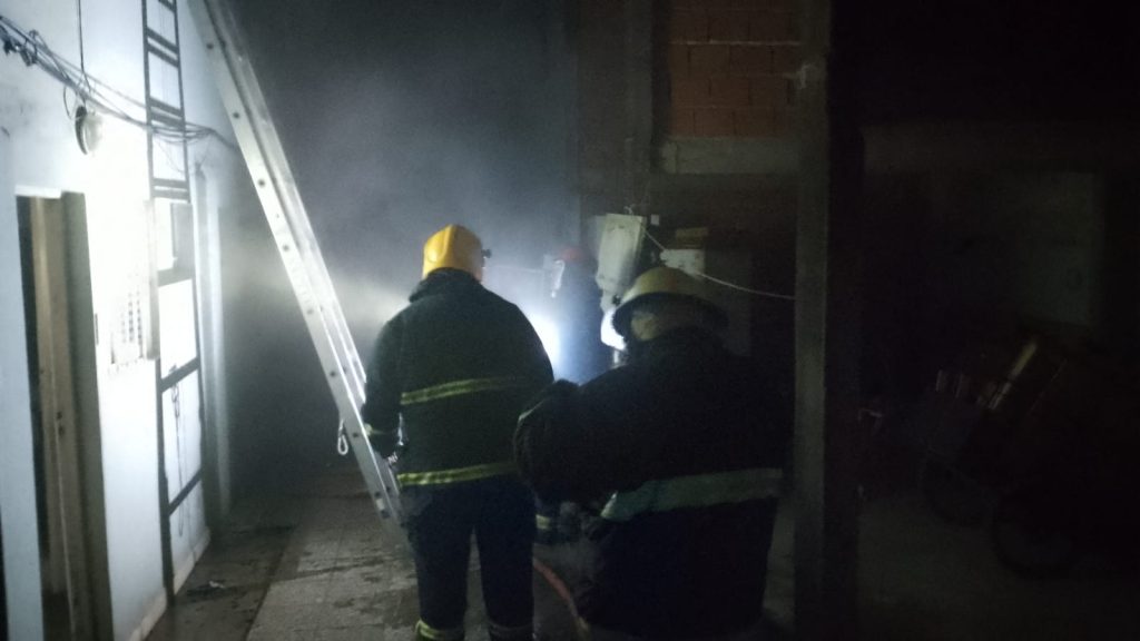 Un incendio afectó departamentos en la zona de avenida Las Heras en Resistencia