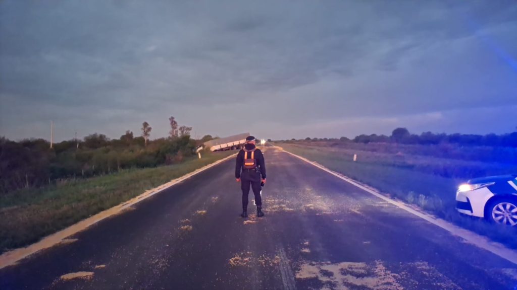 Chocaron dos camiones sobre la ruta 16 y la carga volcada obligó a interrumpir parcialmente el tránsito  