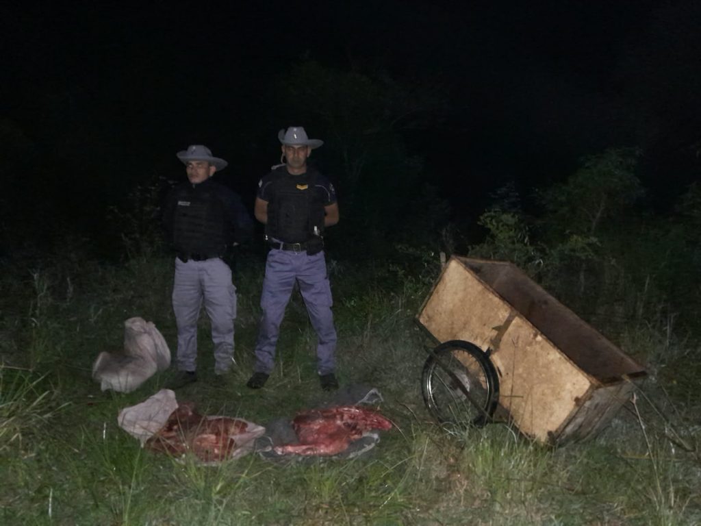 Abandonaron carne vacuna y un carro en un camino vecinal Abandonaron carne vacuna y un carro en un camino vecinal