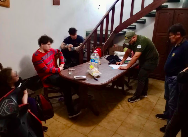 Detuvieron dos jóvenes en Sáenz Peña acusados de planificar con IA un tiroteo masivo en una universidad de Corrientes Detuvieron dos jóvenes en Sáenz Peña acusados de planificar con IA un tiroteo masivo en una universidad de Corrientes