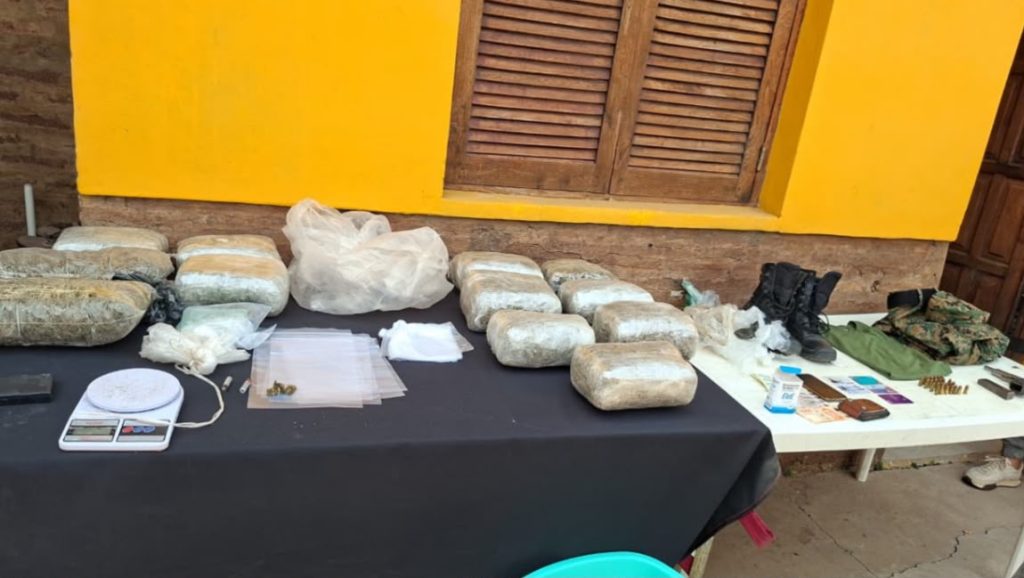 Tras siete allanamiento simultáneos, cayó una banda narco en Villa Ángela: cinco detenidos y un prófugo Tras siete allanamiento simultáneos, cayó una banda narco en Villa Ángela: cinco detenidos y un prófugo