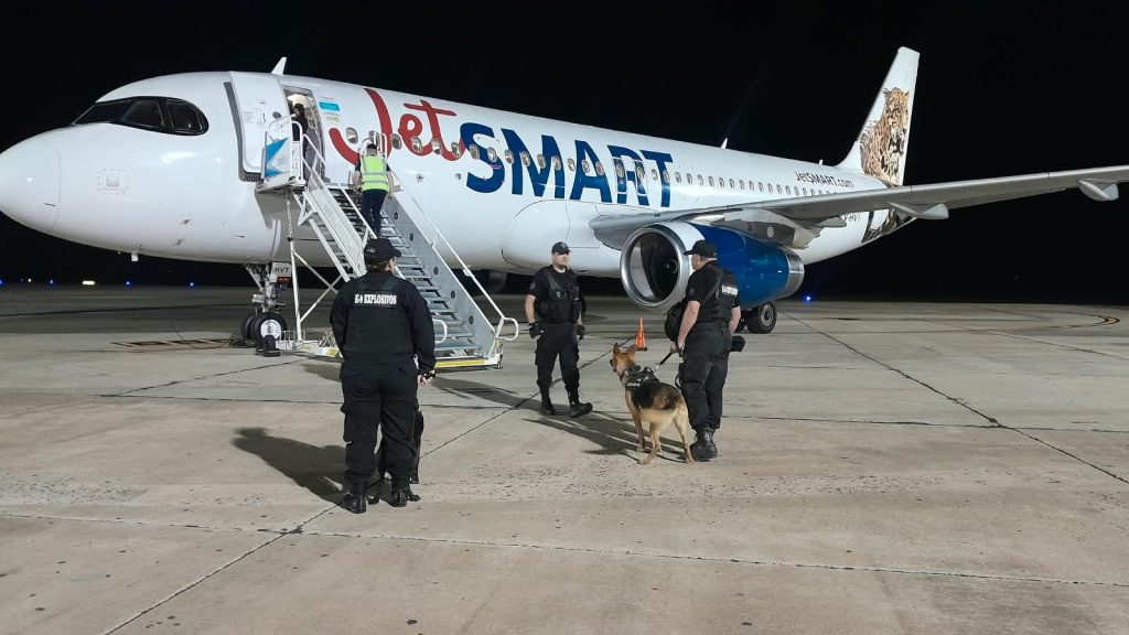 Amenaza de bomba: en el Aeropuerto de Resistencia, Bomberos inspeccionó la aeronave y no se descartaron explosivos Amenaza de bomba: en el Aeropuerto de Resistencia, Bomberos inspeccionó la aeronave y no se descartaron explosivos